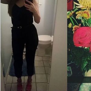 ⭐️ perfect for date night or GNO ⭐️ black jumpsuit