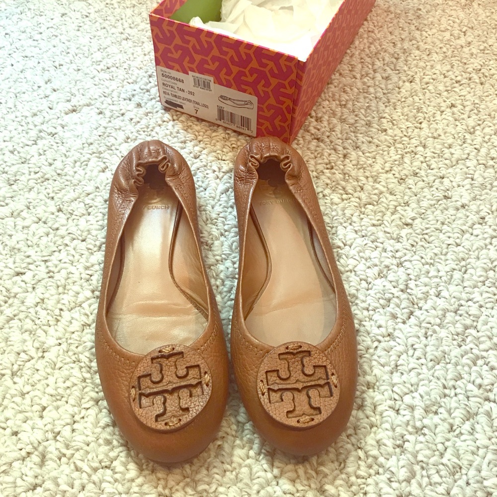 Tory Burch tan leather Revas in Good Condition!
