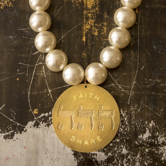 Giant faux pearl necklace with medallion, f & S - Picture 1 of 6