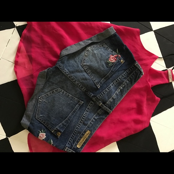 Express Shorts - Picture 2 of 2