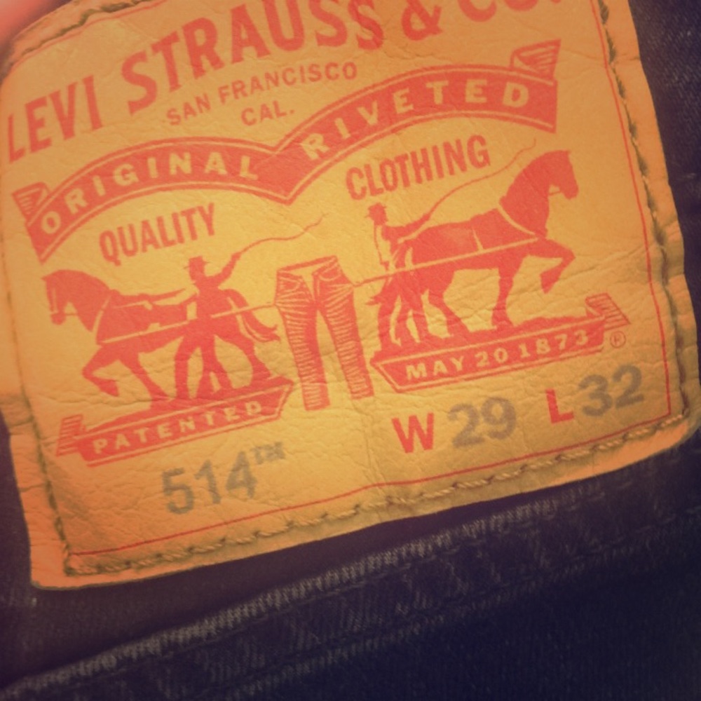 ISO LEVI JEANS💕