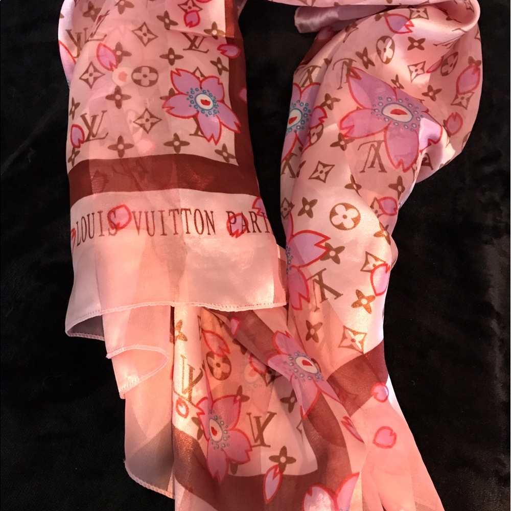 LOUIS VUITTON 💫NWOT 💯% SILK SCARF