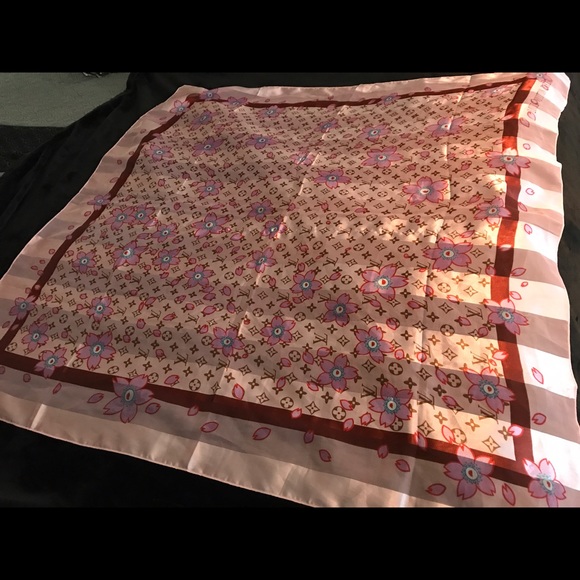 LOUIS VUITTON 💫NWOT 💯% SILK SCARF - Picture 2 of 7