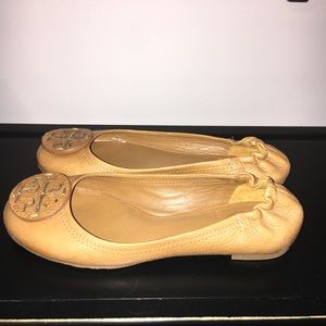 TORY BURCH Women's Tan Flats Size 6.5