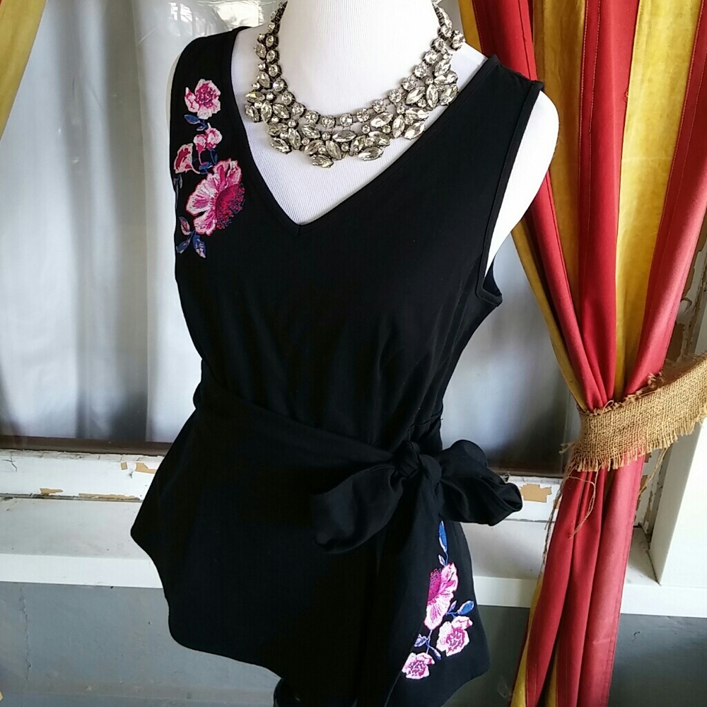 Elle Womans gorgeous sleeveless black top W/ Tie With Floral Embroidery Size XS