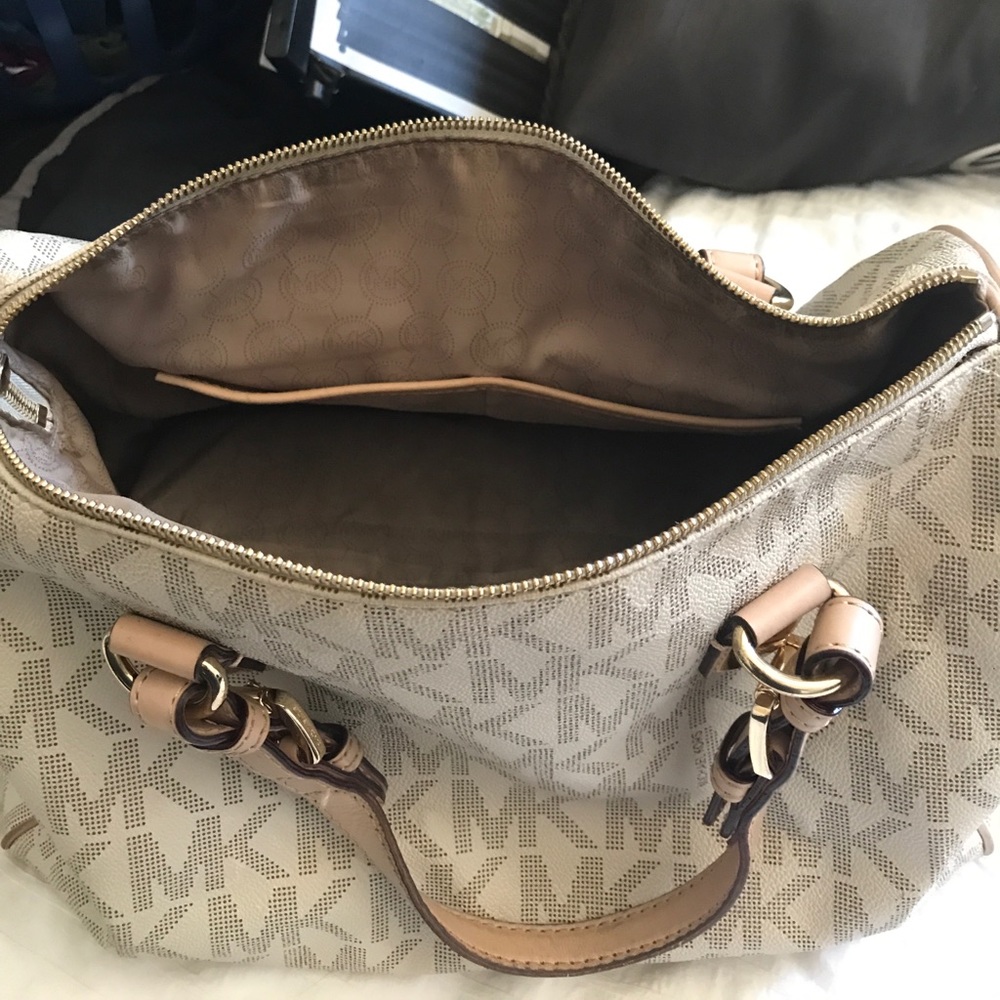 MICHAEL Michael Kors Signature Mercer Med. Duffle - Picture 5 of 6