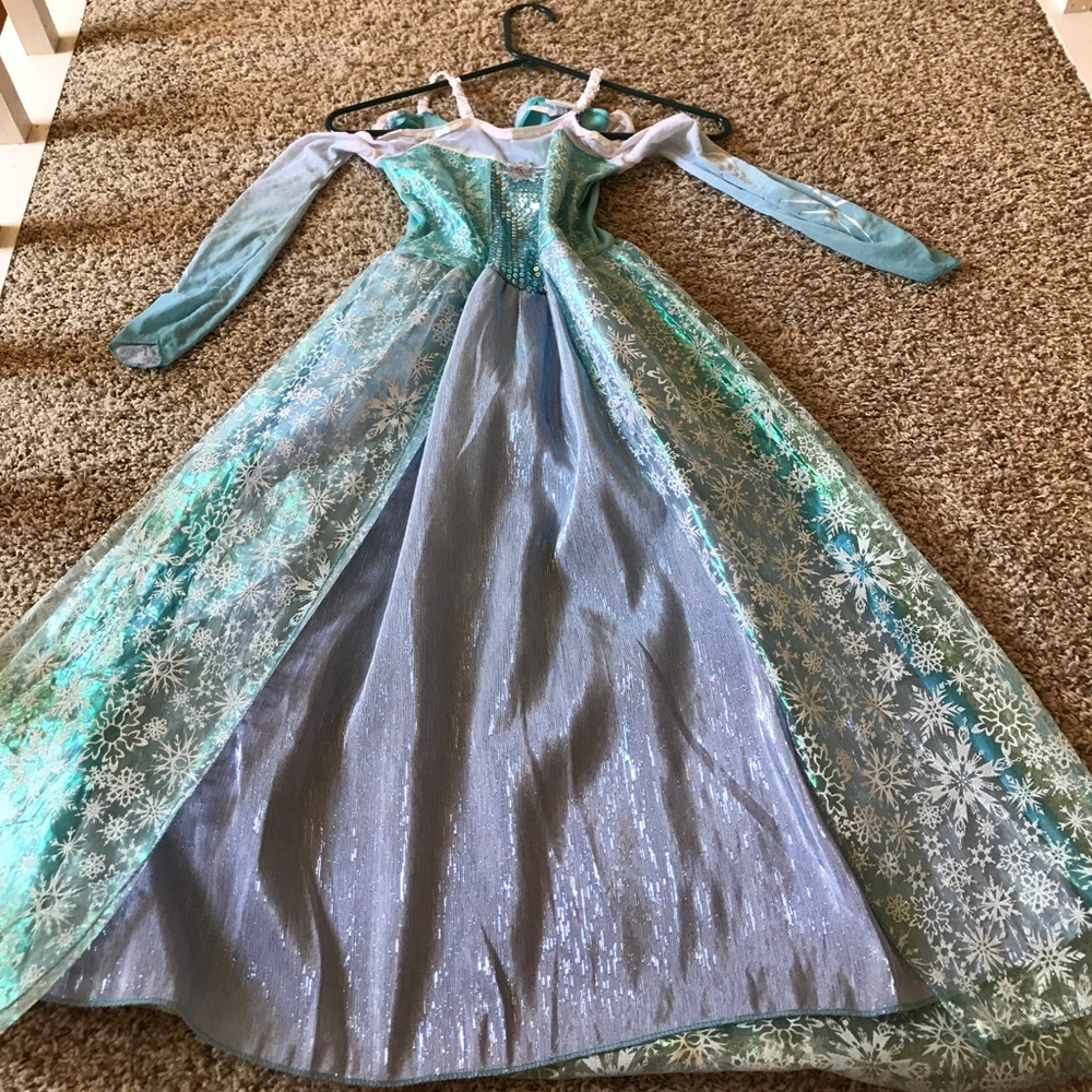 Beautiful Elsa dress. Worn only once!