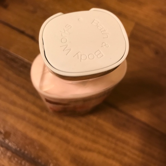 Bath & Body Works Japanese Cherry Blossom Lotion - Picture 3 of 4