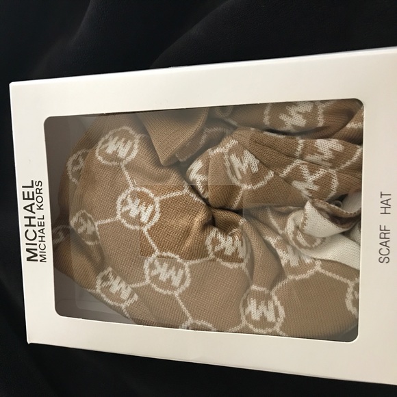 Michael Kors scarf and hat set - Picture 1 of 2