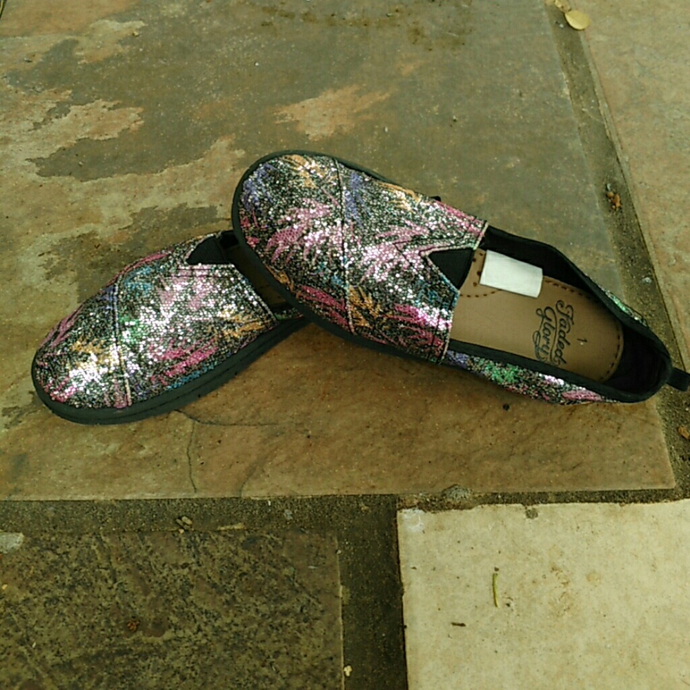 Girls slide on flats euc sz 1 - Picture 2 of 4