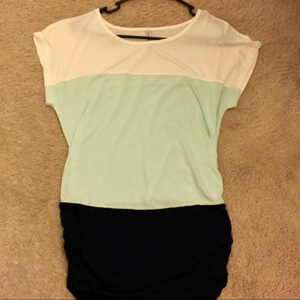 Color block side ruched maternity shirt medium