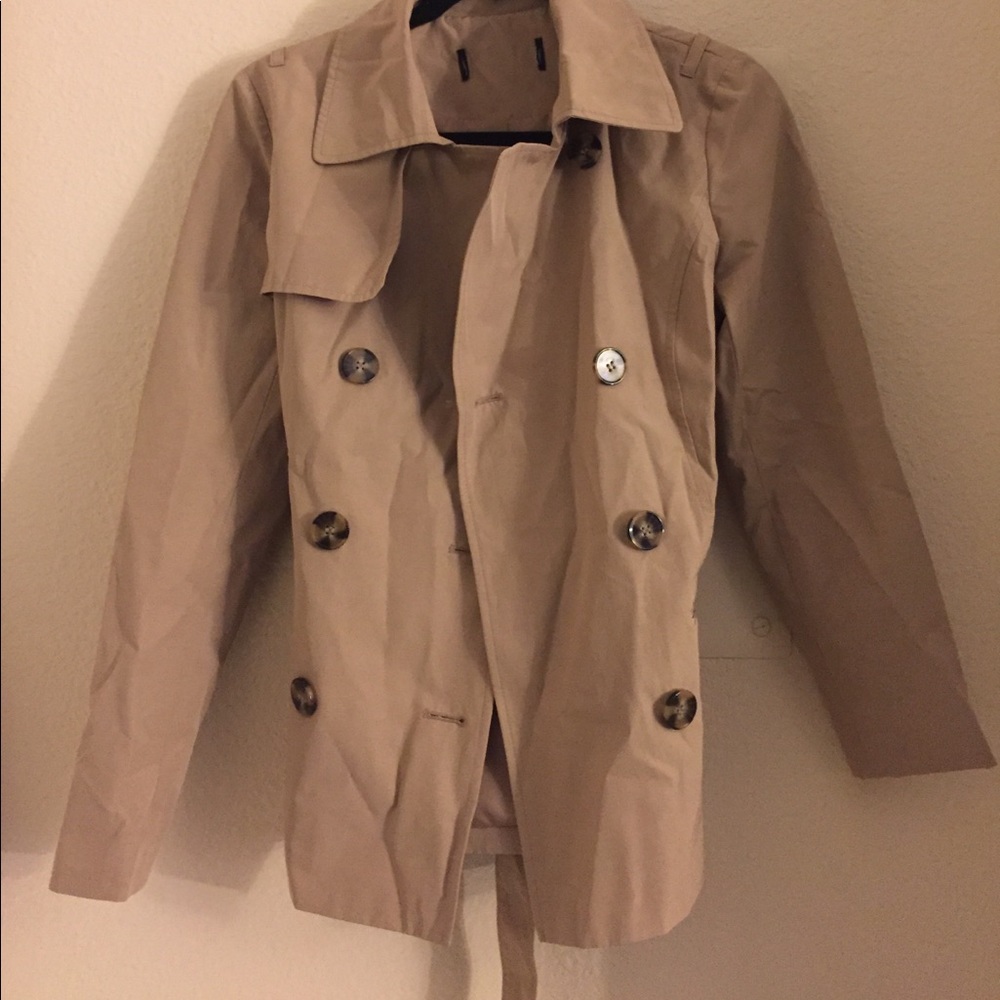 Beige short trench coat