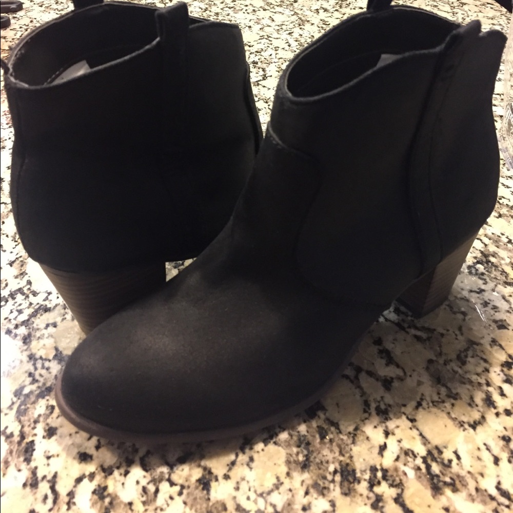 Old Navy black faux suede booties
