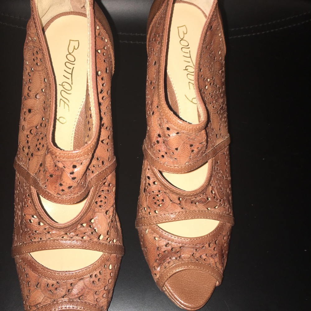 Boutique 9 leather cut out bootie size 6 - Picture 2 of 4