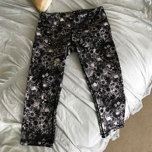 LULULEMON Flowabunga Floral Cropped Capri Leggings