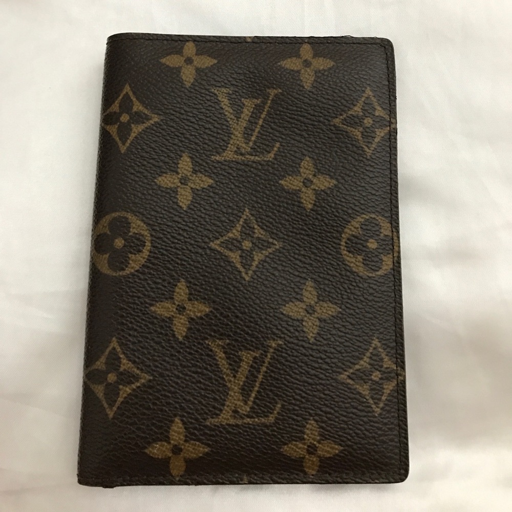 100% authentic Louis Vuitton passport holder