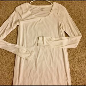Long sleeve white maternity tee med pea in pod