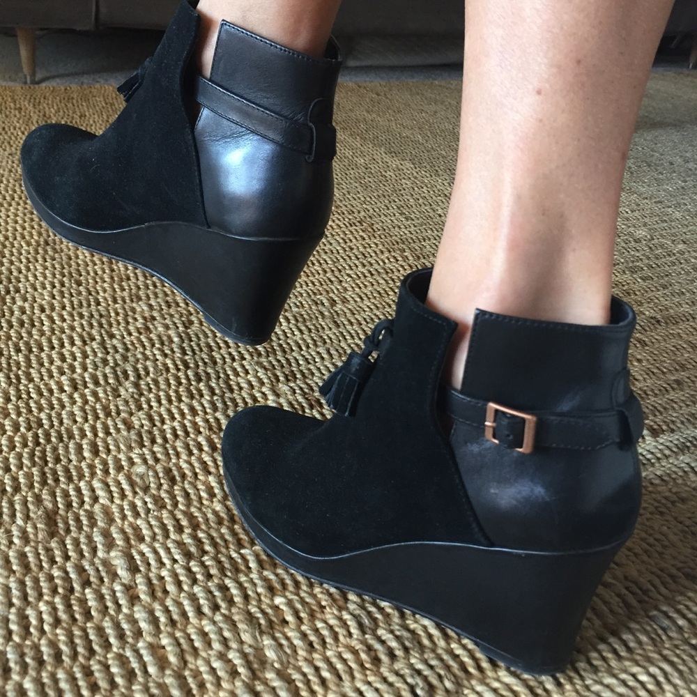 Suede black bootie with tassels and leather heel