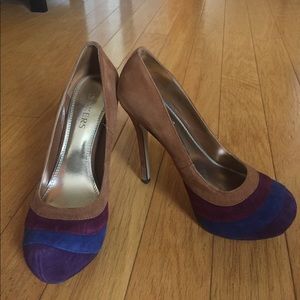 Multi color pumps