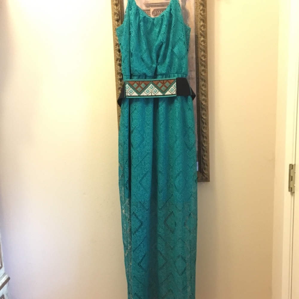 Maxi dress with a belt