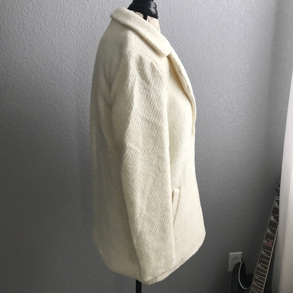 Exclusive Cream Warm Coat - Picture 4 of 8