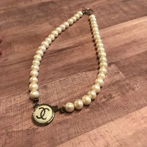 Chanel button pearl necklace