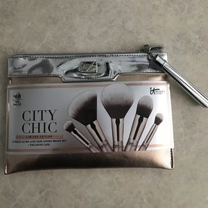 ✨IT Cosmetics Limited Edition Brush Set
