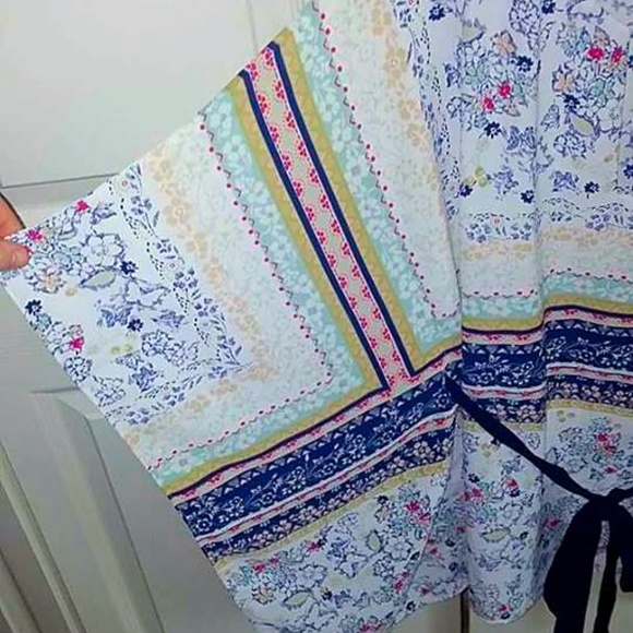 Skies Are Blue Tops - NWOT Skies Are Blue Boho Floral Poncho Top Skies Are Blue Tops - NWOT Skies Are Blue Boho Floral Poncho Top