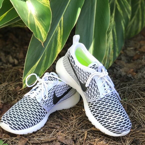 NWT Nike ID Roshe One Flyknit WMNS - Picture 2 of 6