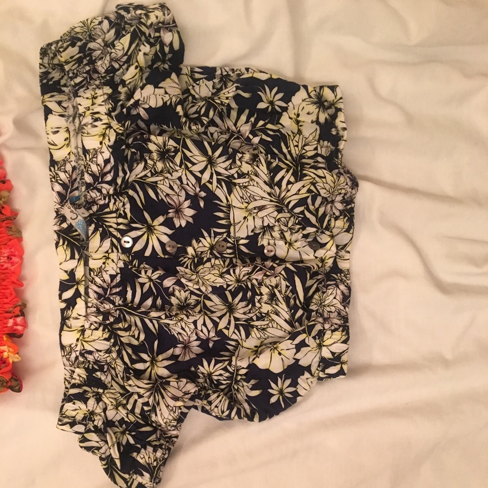 Summer crop top. Cute buttons!