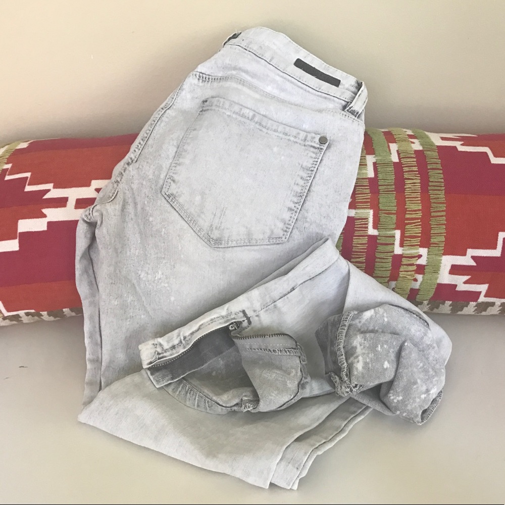 ZARA size 4 light grey jeans w/ ankle zip!