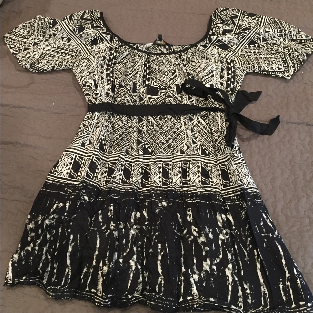 A beautiful dress with black belt!