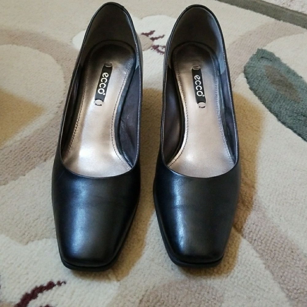 Black ecco pumps
