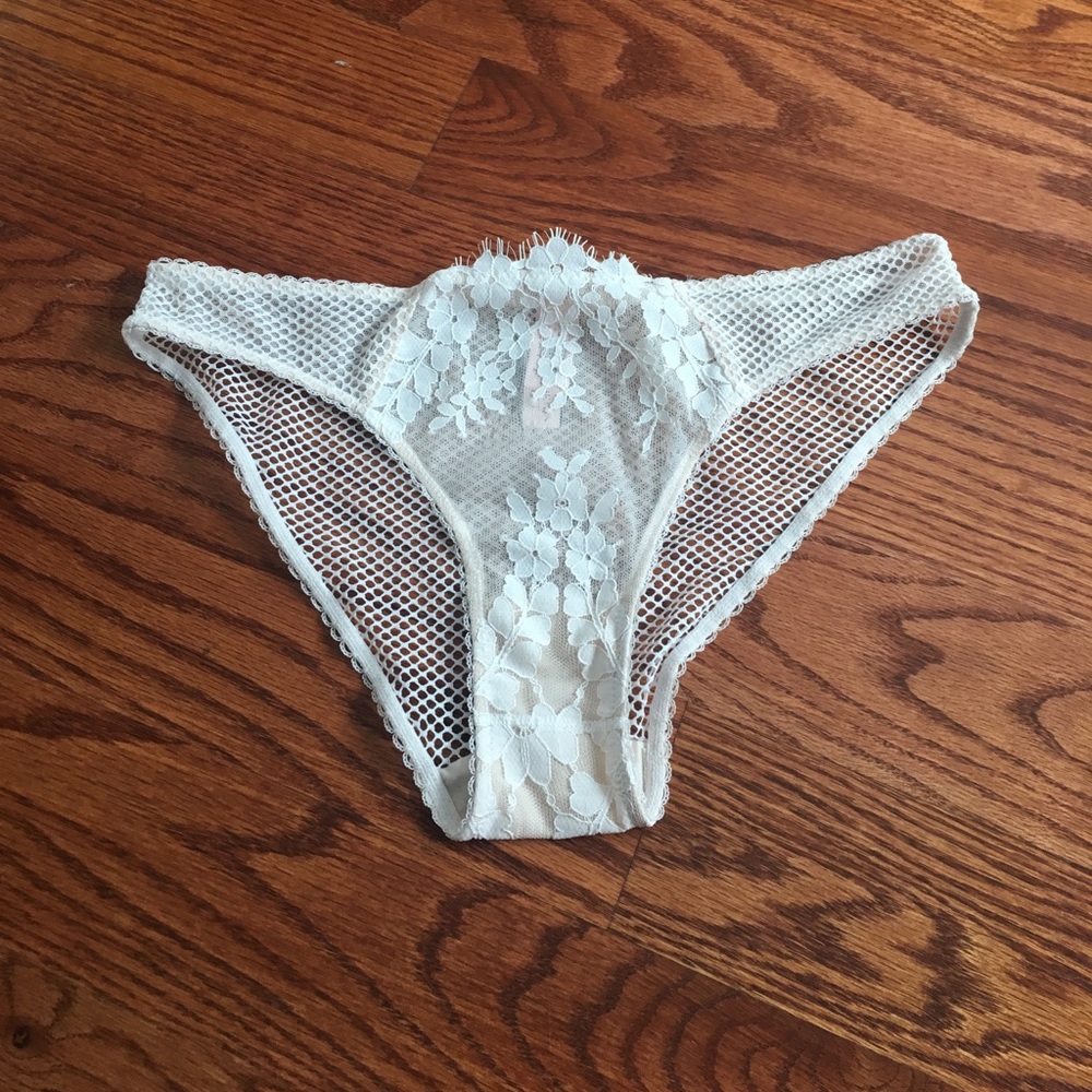 ▫️🌸 NWT VS WHITE, LACE PANTIES 🌸▫️