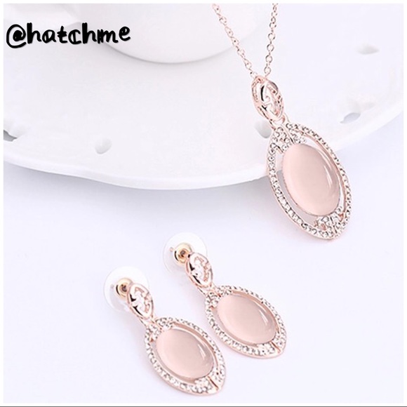 🔴Oval Rhinestone Pendant Necklace & Earrings Set - Picture 1 of 4