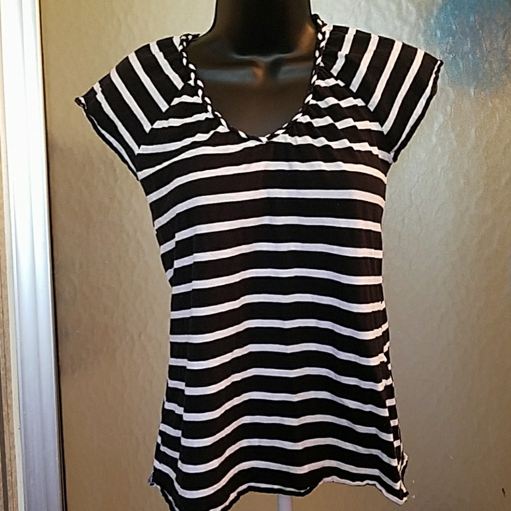 Old Navy Black & White v neck tshirt