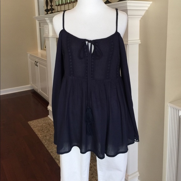 $4.99 Shipping NWT Navy Cold-Shoulder Boho Top - Picture 2 of 7