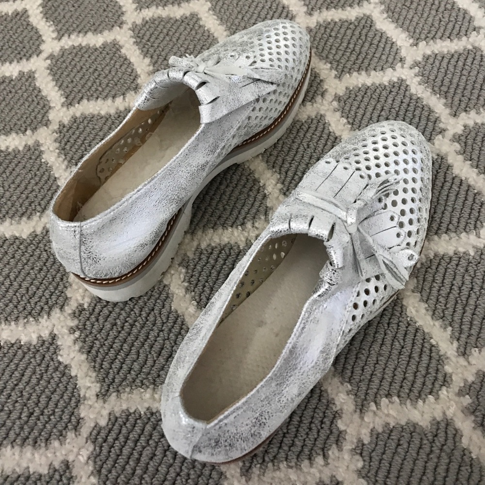 🌟🌟THE SHOE BOX SILVER LEATHER LOAFERS