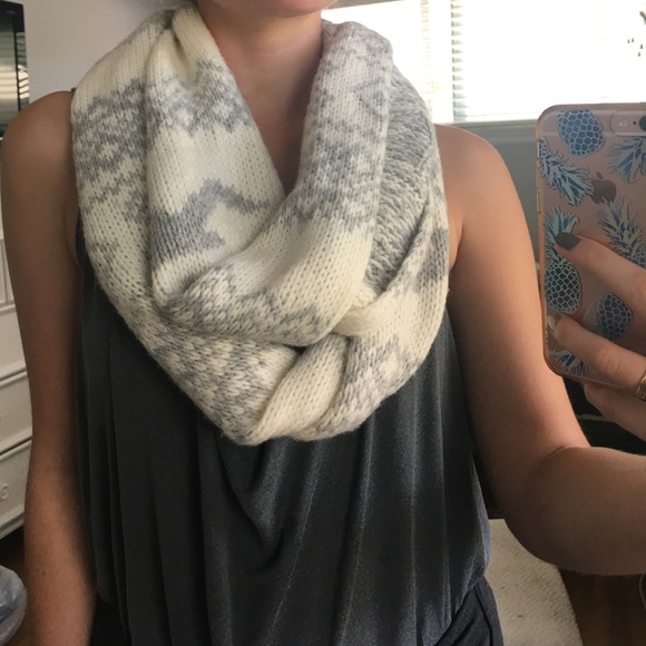 Hollister Accessories - Grey/white knit infinity scarf