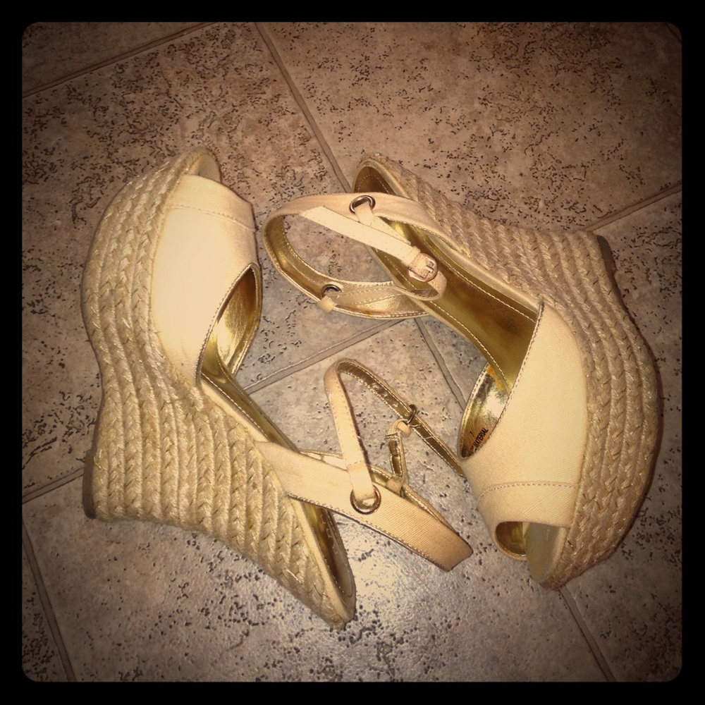 ‼️⚠️ Final sale ‼️ gold wedges