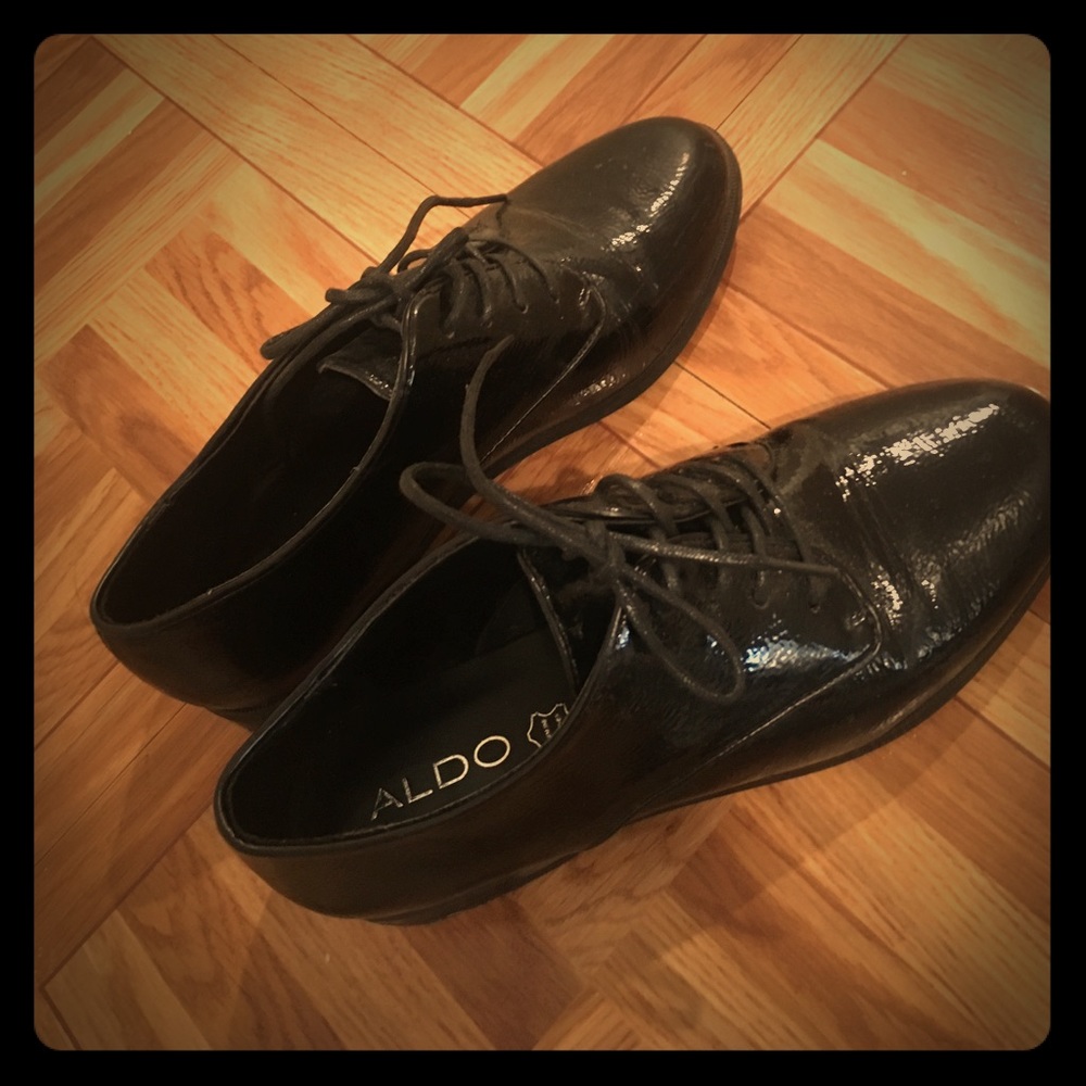 Shiny Oxford shoes