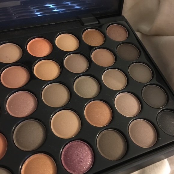 🤑BUNDLE ONLY🤑40 Color Eyeshadow Palette - Picture 2 of 3