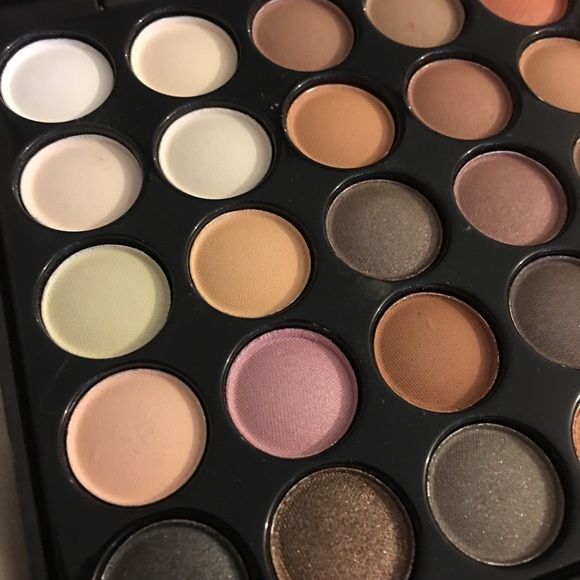 🤑BUNDLE ONLY🤑40 Color Eyeshadow Palette - Picture 3 of 3