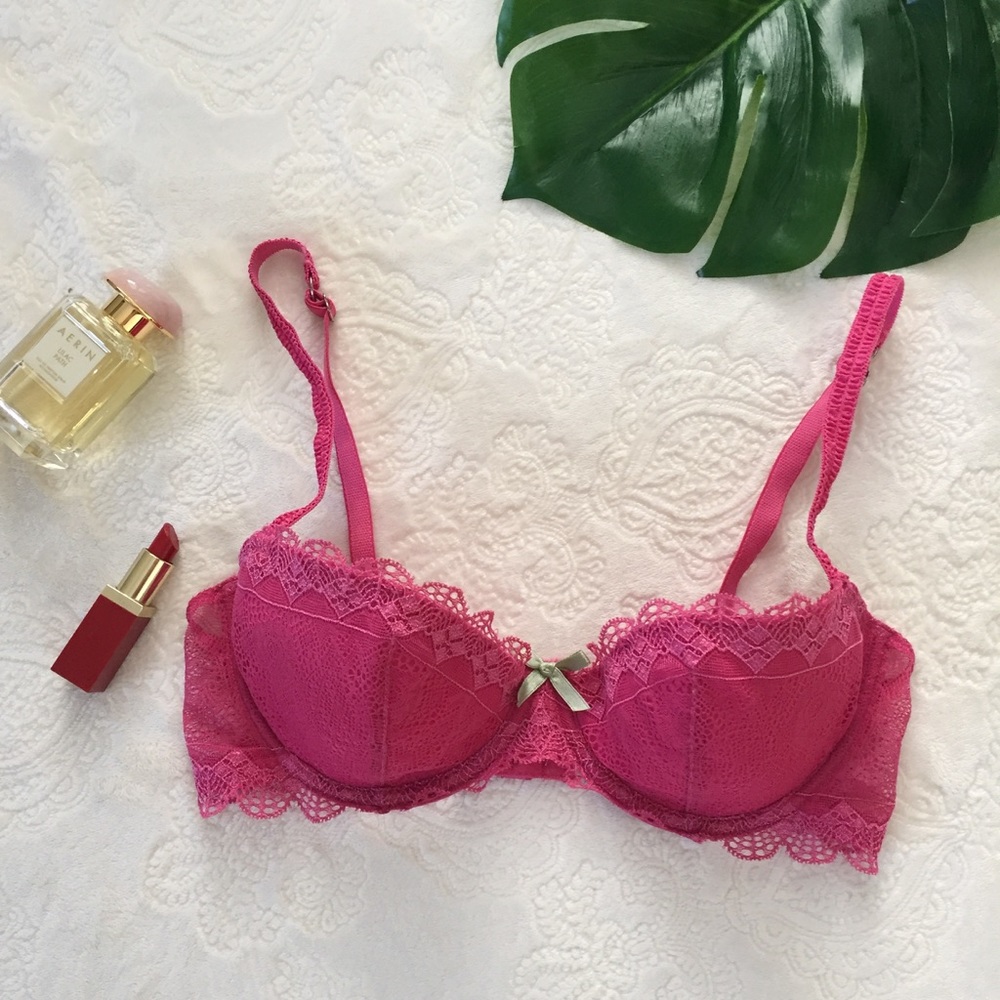 Elle MacPherson pink lace bra