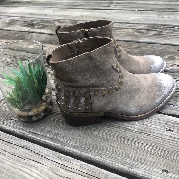 ✨Host Pick 3/20✨Leather Short Studded Ankle Boots - Picture 2 of 8