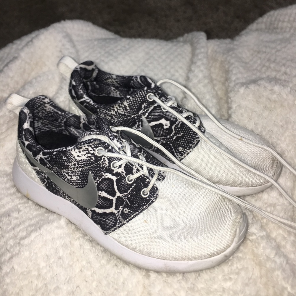 NIKE ROSHE - SIZE 6 WOMEN SALE