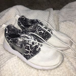 NIKE ROSHE - SIZE 6 WOMEN SALE