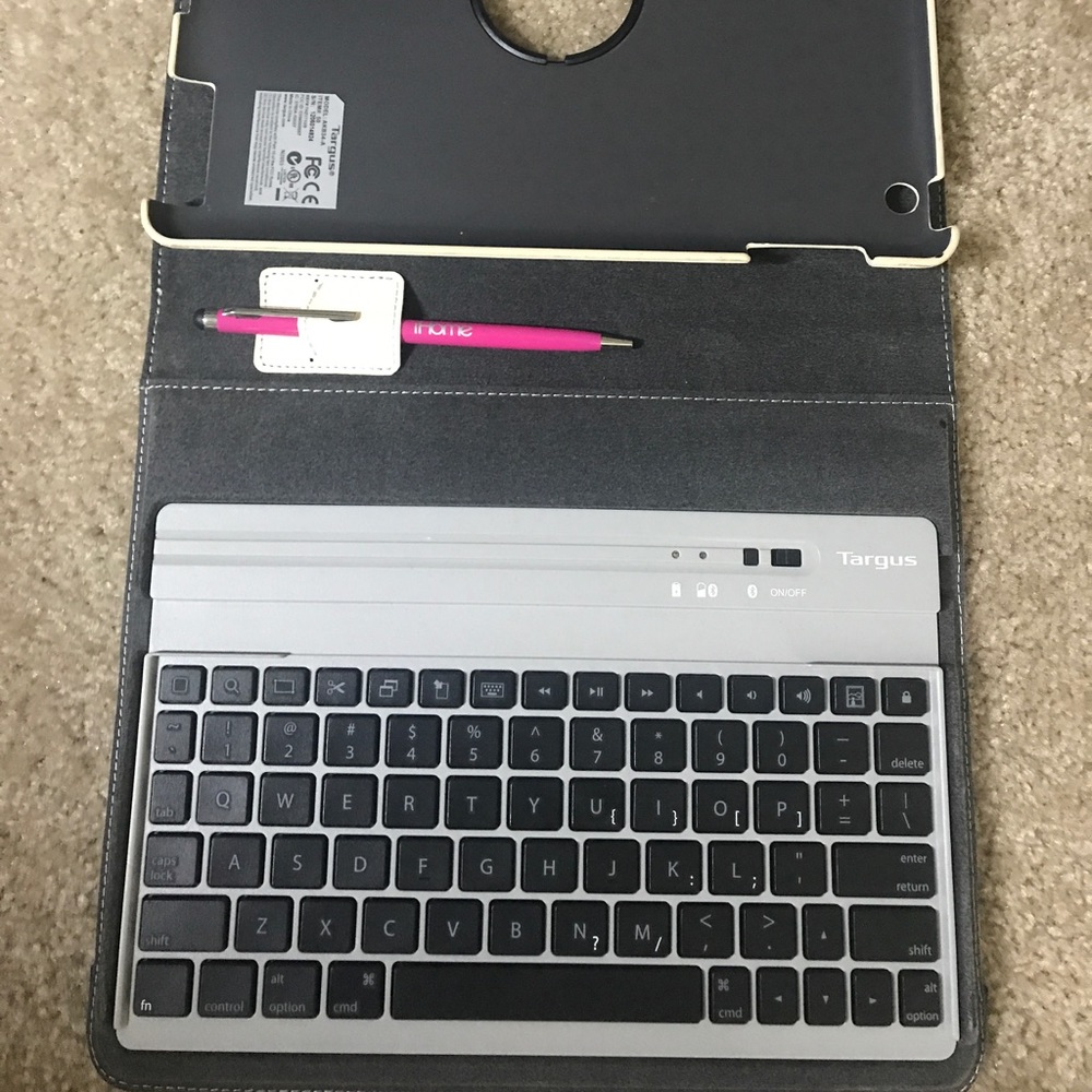 Apple iPad keyboard case with stylus pen