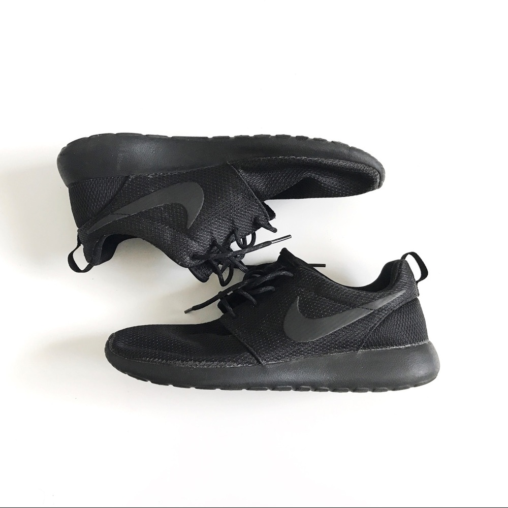 Monochrome Black Nike Roshe One