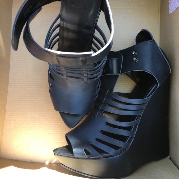 Shoes!!!! ❤️❤️❤️ Most purchased on Shoedazzle 👠 - Picture 6 of 8